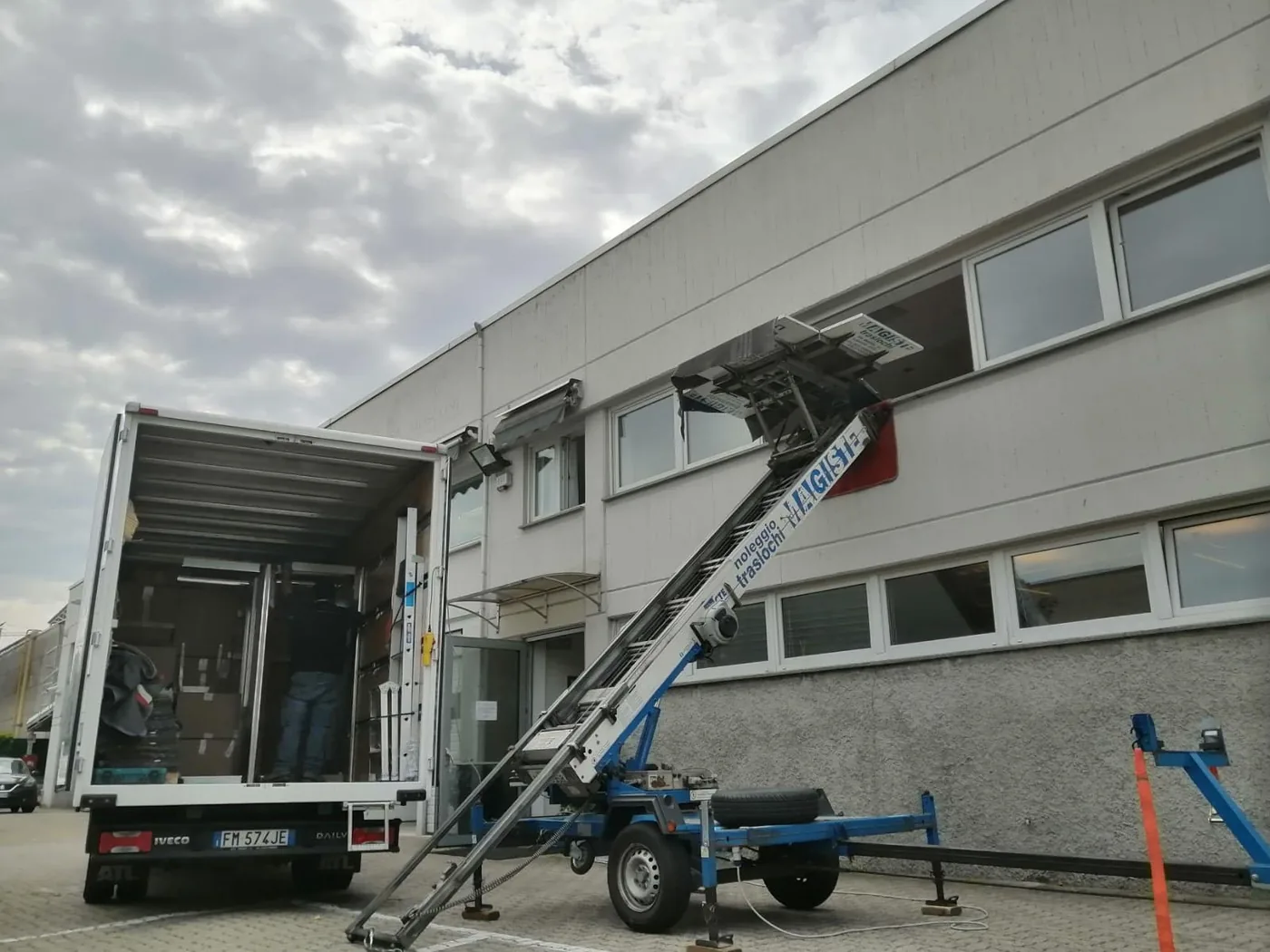 Montascale esterno per traslochi ai piani alti